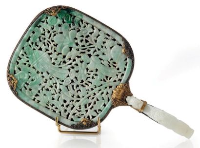 CHINE 
Beau miroir composé d'une plaque ovale en jade sculpté et ajouré "apple green"...