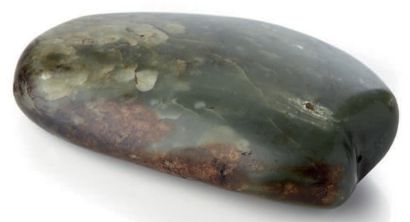 CHINE 
Galet ovale en jade vert gris avec taches de rouille sculpté.
H.: 15,5 cm