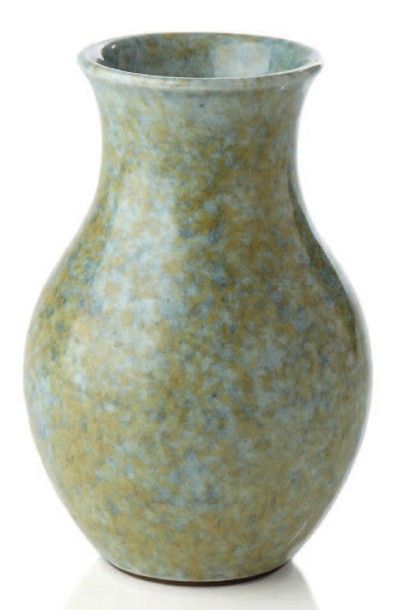 CHINE 
Vase en porcelaine de forme balustre à fond monochrome céladon tâcheté d'ocre...