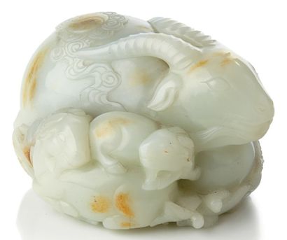 CHINE 
Important groupe en jade clair sculpté avec traces de rouille représentant...