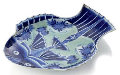 null Plat en porcelaine en forme de poisson à décor blanc bleu.
Japon XIXème.
L.:...