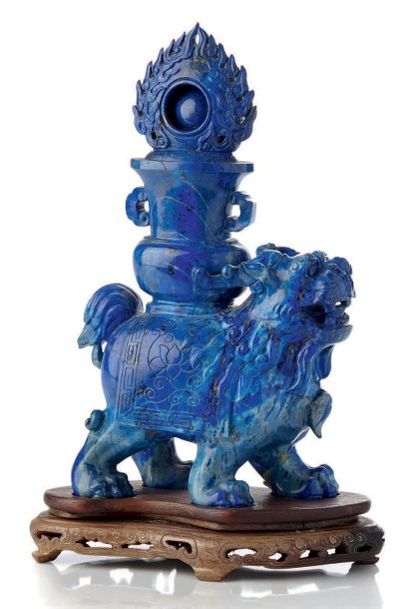 CHINE 
Chien de Fô sculpté en lapis-lazuli faisant office de brûle-parfum supportant...