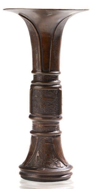 CHINE 
Vase d'Autel en bronze à pâtine brune de forme cornet décoré en léger relief...