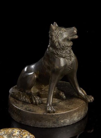 null Loup assis. Bronze reposant sur socle.

Dim. : H. (avec socle) : 13 cm - Diam....