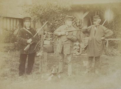 null Photo de chasse ancienne figurant trois chasseurs

Vers 1900. 

Dim. : 12 x...