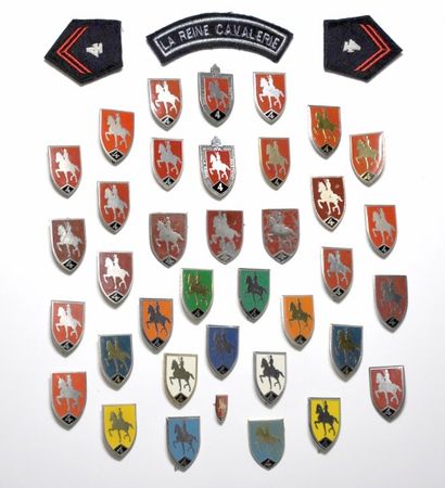 null 76 Insignes de cuirassier dont: 4ème R cuir au dos les officiers du 4ème cuirassier...