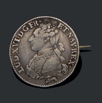 null Pièce en argent figurant Louis
XVI montée en broche.
Poids: 6,51 g