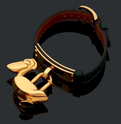 HERMES Bracelet en cuir vert lézard et métal plaqué or, un pélican en pendeloque.
Long.:...
