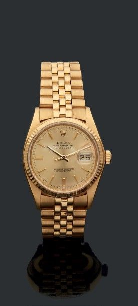 ROLEX Oyster Perpetual
DATEJUST Montre d'homme en or jaune 18K (750), lunette crantée...