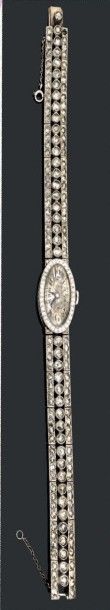 CARTIER Modèle Baignoire vers 1930
Élégante montre bracelet de dame en or blanc 18K...