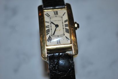 CARTIER Modèle Tank
Américaine
Montre d'homme en or jaune (18K).
Cadran blanc mat,...