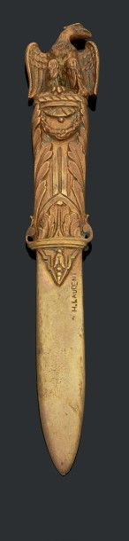 H. LAURENT Coupe papier en bronze, la poignée ornée de feuillages stylisés et surmontée...