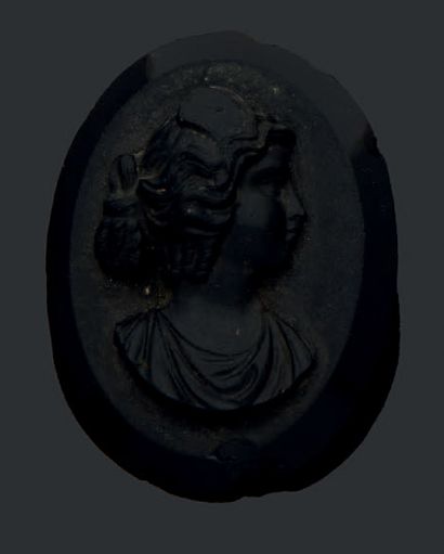 null Camé sur pierre noire représentant une femme de profil. XIXe siècle.
Haut.:...