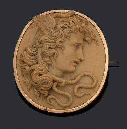 null Camé représentant Méduse de profil, monture en or.
XIXe siècle.Haut.: 5 cm -...