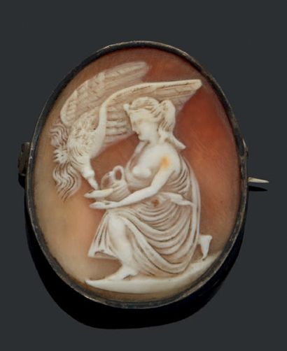 null Camé représentant Zeus et Ganymède, monture en métal. XIXe siècle.
Dim.: 4,5...