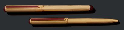 WATERMAN Parure composée d'un stylo plume et d'un stylo bille plaqué or. La plume...