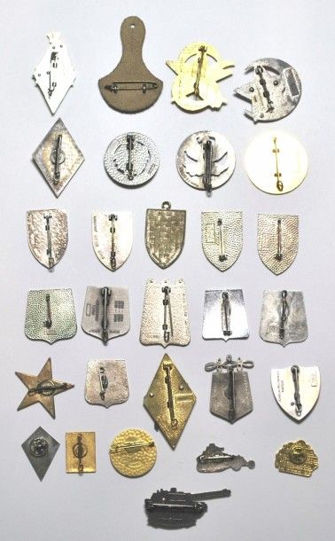 null 29 Insignes de cavalerie et divers