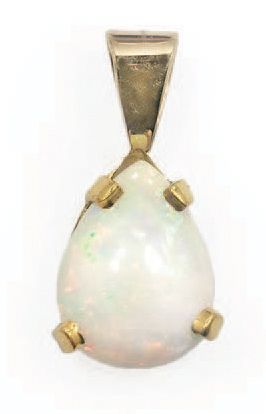 null Pendentif en or jaune 18K (750) ornée d'une opale en forme de goutte.
Poids...