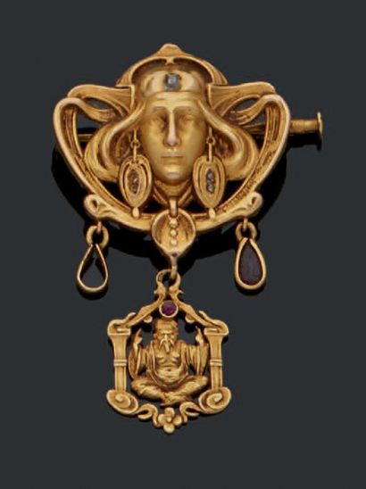 null Broche pendentif Art Nouveau en or jaune 18K (750) ciselée d'un visage de femme...