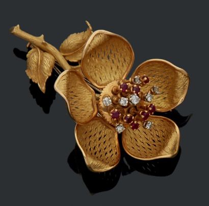 null Clip de corsage en or jaune 18K (750) stylisé d'une fleur aux pétales articulé,...