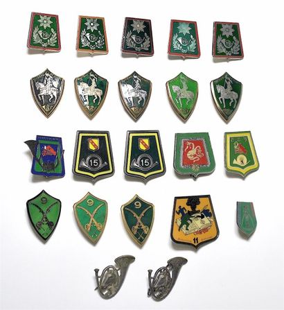 null 57 Insignes de chasseurs à cheval dont: 8ème RC CHE 1938 vert foncé (Drago Béranger...