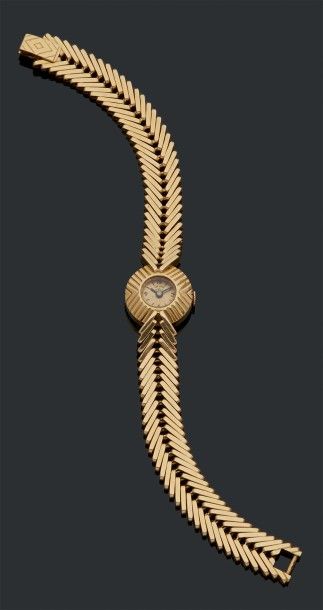 VAN CLEEF & ARPELS Montre bracelet de dame mécanique en or jaune 18K (750) à boitier...