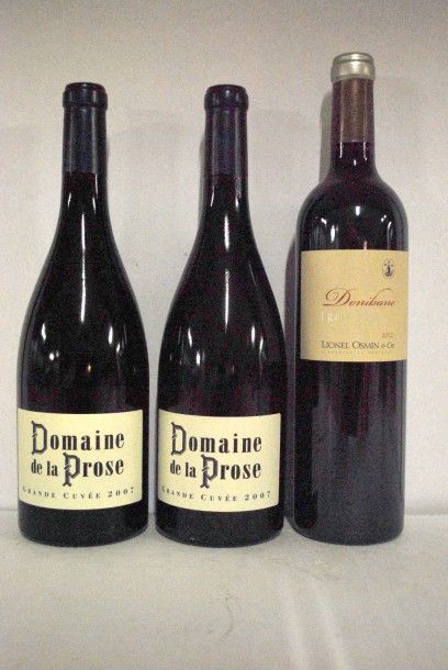 null Ensemble composé de trois bouteilles de vin rouge:
- Deux bouteilles du Domaine...