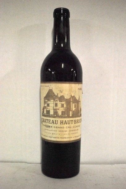 null Une bouteille de Bordeaux rouge, Château Haut Brion, Premier cru classé 1953,...