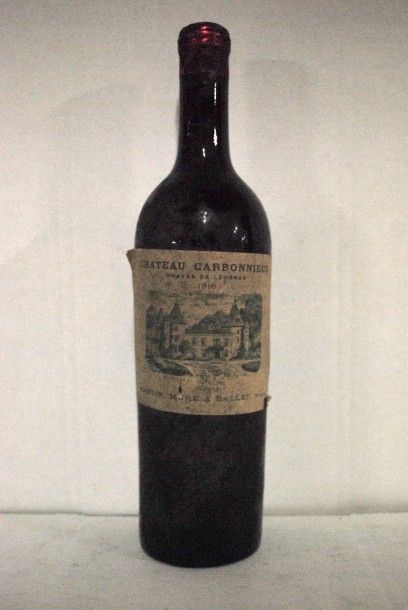 null Une bouteille de Bordeaux rouge, Château Carbonnieux 1916, Pessac Leognan (niveau...