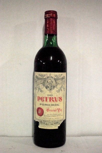 null Une bouteille de Petrus 1985, Pomerol (bas goulot, étiquette déchirée sur le...