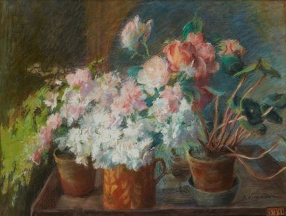 VINCENDOR B (XXe siècle) 
Bouquets.
Pastel, signé en bas à droite.
Dim.: 46 x 60...