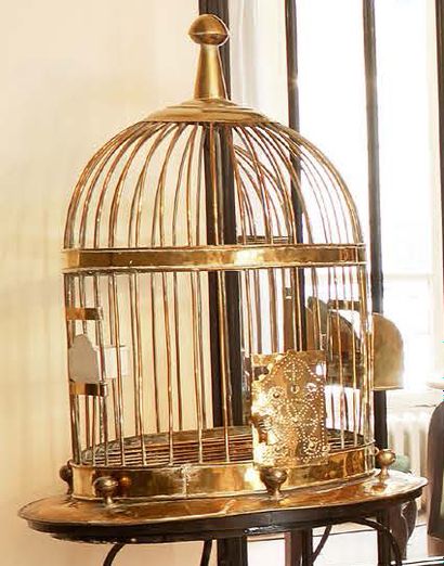 null Cage à oiseaux en laiton posant sur piètement en fer forgé.
H.. (cage seulement):...