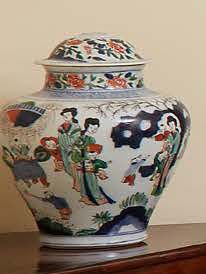 null Paire de vases en porcelaine Imari. Chine fin du XIXe siècle.
(un couvercle...