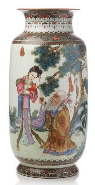 null Important vase balustre en porcelaine polychrome. Marque au revers.
Chine, XIXe...