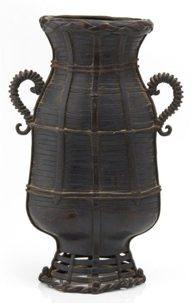 null Vase à anse en bronze à décor de vannerie.
Fin du XIXe siècle
H: 19 cm