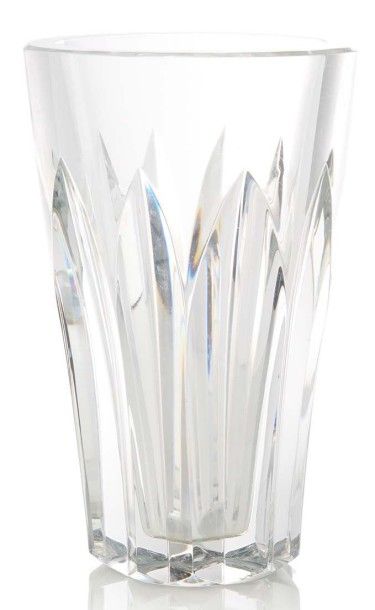 BACCARAT Vase en cristal facetté.
Diam.: 15,5 cm.
H.: 25 cm.