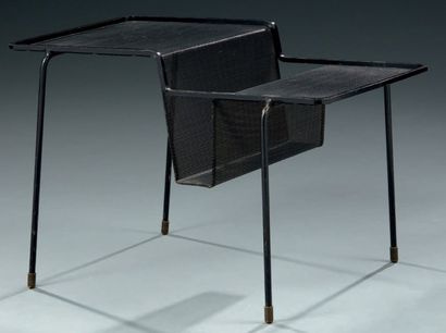 Mathieu MATÉGOT (1910-2001) 
Table porte-revue modèle Java en tôle d'acier perforée...