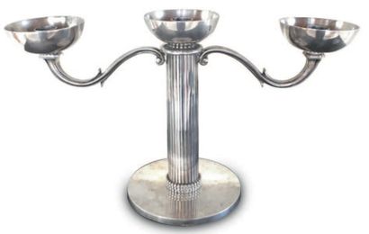 Jean DESPRES (1889-1980) 
Paire de bougeoirs en métal argenté présentant un fût cylindrique...