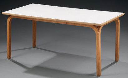 Alvar Aalto (1898-1976) 
Table basse à piétement en bois courbé plateau en Formica...