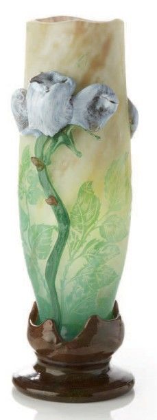 GALLE 
Vase en verre dégagé à l'acide de couleur verte. Anses et pied en pâte de...