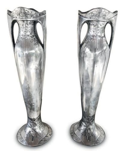GALLIA 
Paire de vases en métal argenté à motif feuillagé et floral.
Signé et numéroté....