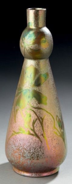 FREDERIC DANTON (1874-1932) 
Vase à col effilé en faïence émaillée irisée à décor...