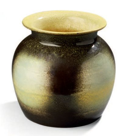 Jean BESNARD (1889-1958) 
Vase boule à col ourlé noir, jaune et gris à décor de quatre...