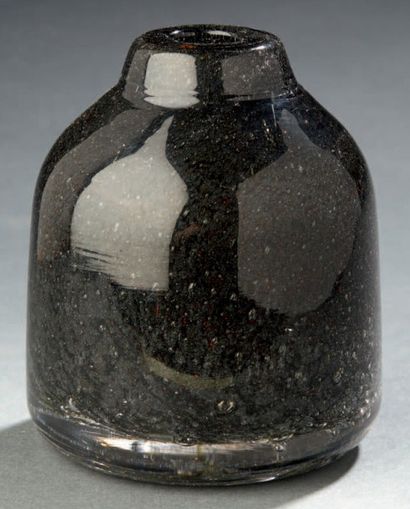 André THURET (1898-1965) 
Vase soliflore modelé à incrustations, marbré noir et gris...