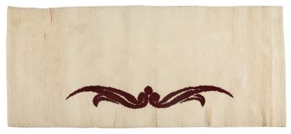 Ivan DA SILVA BRUHNS (1881-1980) 
Tapis rectangulaire en laine, à décor d'arabesque...