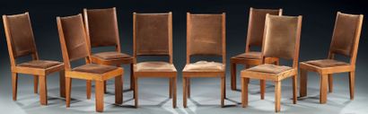 null Suite de huit imposantes chaises modernistes en chêne massif à larges et épais...