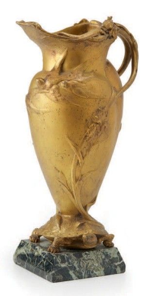 Louis-Théophile HINGRE (1832-1911) 
Cruche en bronze doré sur socle en marbre Signé...