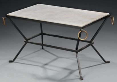 JACQUES ADNET (1900-1984) 
Table basse à structure en fer forgé laqué noir animé...