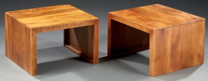 null Paire de bouts de canapé en bois de forme cubique.
Travail 1950
Dim.: 35 x 55...