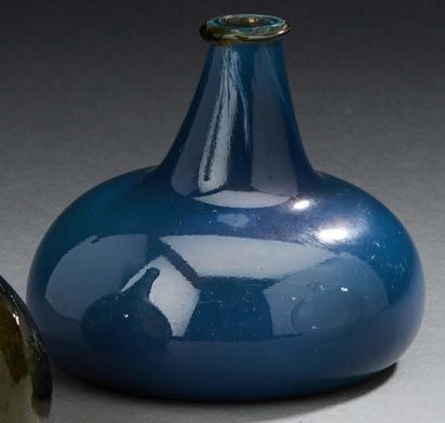  Superbe bouteille oignon en verre soufflé d'une rare teinte bleu intense, col rehaussé...